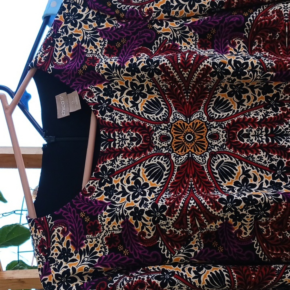 Chicos dress size 0. Sleeves are 3/4 multicolored . Length past knee. Zip in bak